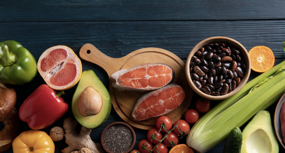 Alimente bogate în fibre pentru hemoroizi: ce să alegi ca să ai scaun moale și disconfort mai mic