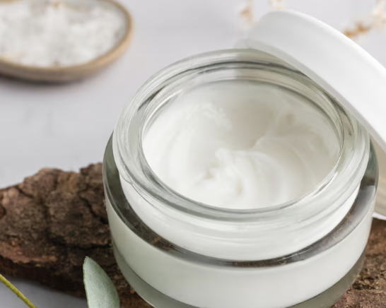 Cremă pentru hemoroizi externi: cum alegi corect, ce ajută la durere și inflamație și cum aplici fără să irită